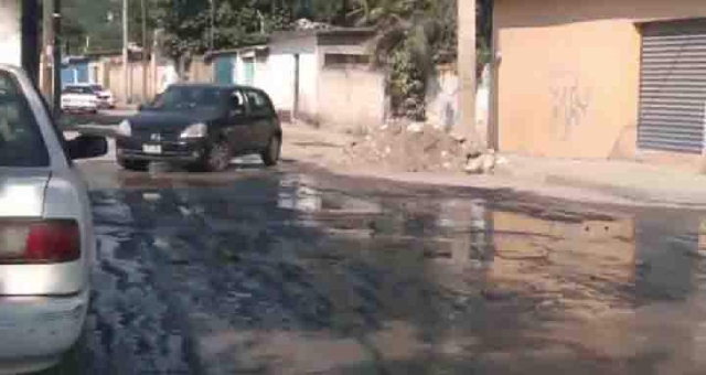 El agua arrojada a la vía pública causa daño al pavimento.