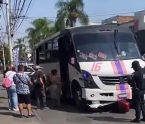 Embiste &ldquo;ruta&rdquo; a motociclista en Amatitl&aacute;n