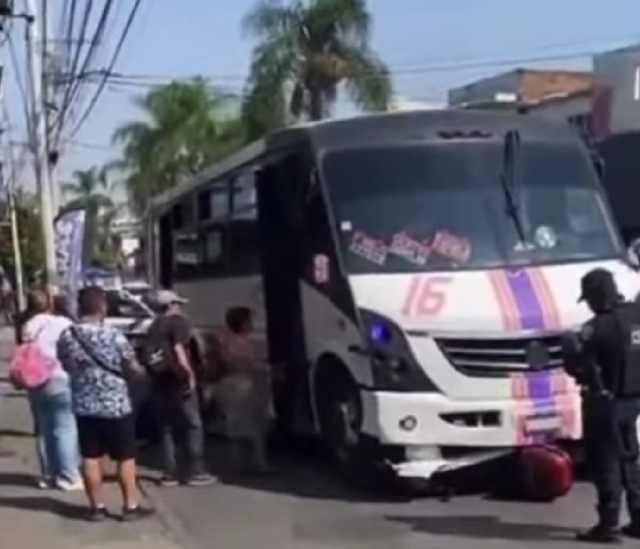 Embiste &ldquo;ruta&rdquo; a motociclista en Amatitl&aacute;n