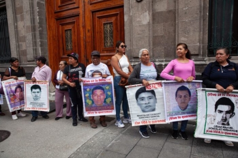 Padres de los 43 de Ayotzinapa acusan falta de avances tras reunión con Sheinbaum