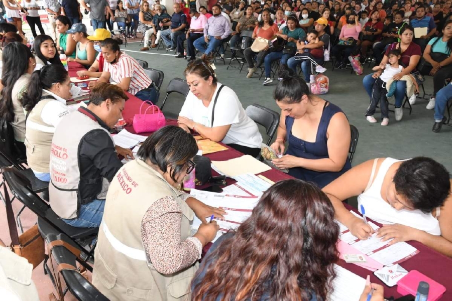 Integrantes de los comités escolares recibieron las tarjetas.