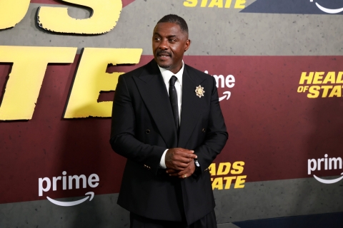 Idris Elba recibe el t&iacute;tulo de caballero por su labor social y compromiso con la juventud