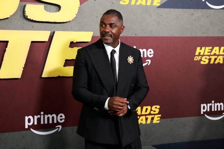 Idris Elba recibe el t&iacute;tulo de caballero por su labor social y compromiso con la juventud