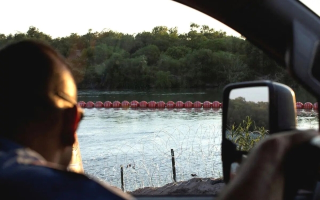 Policias en Texas reciben orden de empujar niños hacia el Río Bravo
