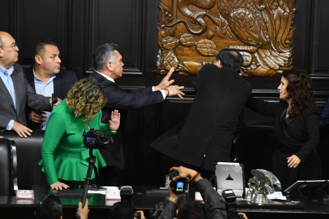 Se enfrentan a golpes Alito Moreno y Fernández Noroña en el Senado