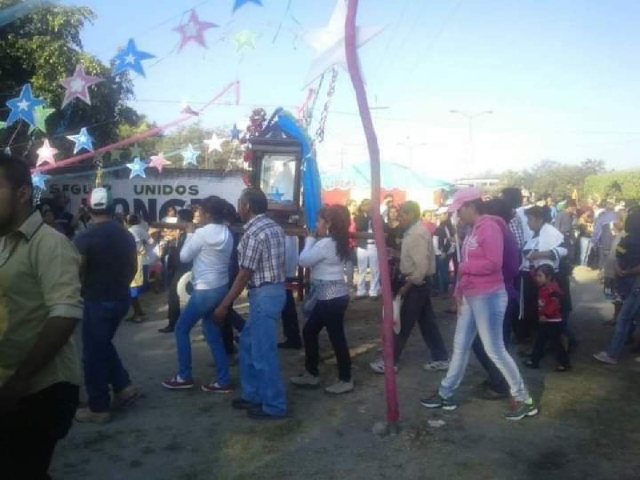 Cientos de feligreses acompañan el recorrido de la virgen.