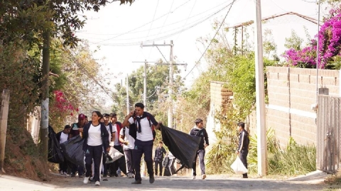 Los alumnos participaron en la recolección de desechos sólidos.