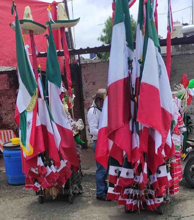 Hay banderas tricolores de todos los precios y tamaños. 