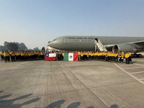 Llegan a Chile 145 brigadistas mexicanos para combatir incendios forestales