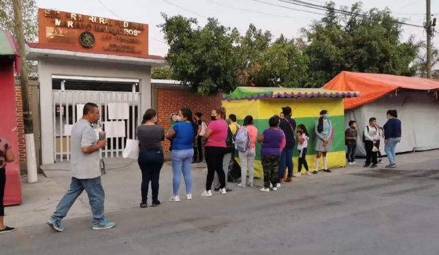 Con un plantón de unas horas, padres de familia lograron que cambiaran al director del plantel.