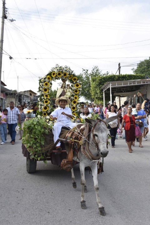 Al frente iba la imagen de la Virgen sobre una base de flores en una carreta pequeña conducida por un niño y jalada por un burrito llamado Filemón. 