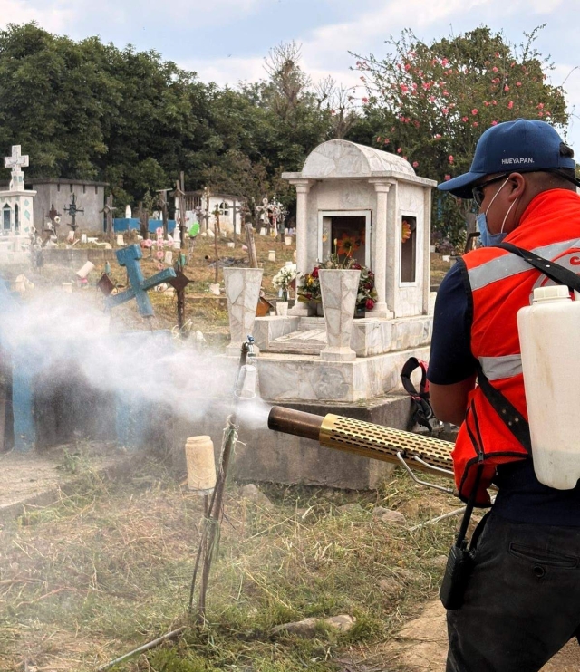 Realizan labores de fumigaci&oacute;n y saneamiento en pante&oacute;n de Hueyapan