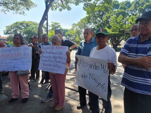 Miembros de la Asociación &quot;Gustavo Salgado Delgado&quot; hicieron el pronunciamiento en el zócalo de Cuernavaca. 