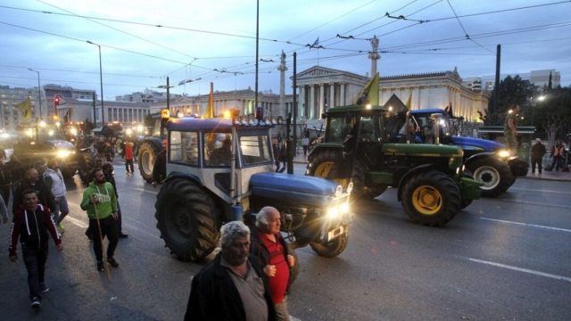 Agricultores en Grecia bloquean carreteras por retraso de subsidios estatales
