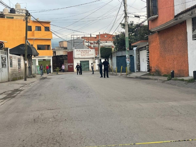 El hombre iba caminando por esa calle cuando fue atacado.