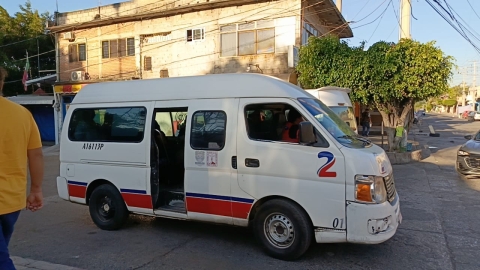 Unidades de las rutas 2 y 15 prestan el habitual servicio de transporte de pasajeros, este lunes