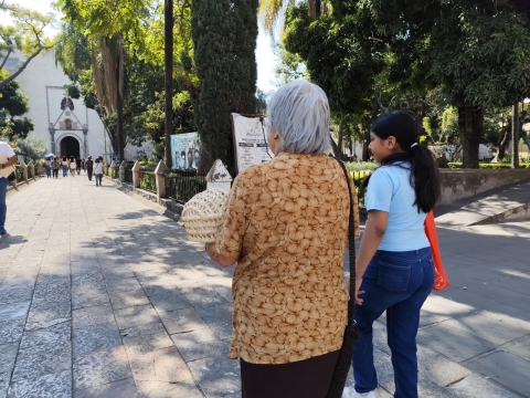 Acuden familias a la catedral de Cuernavaca para tradicional bendici&oacute;n del Ni&ntilde;o Dios