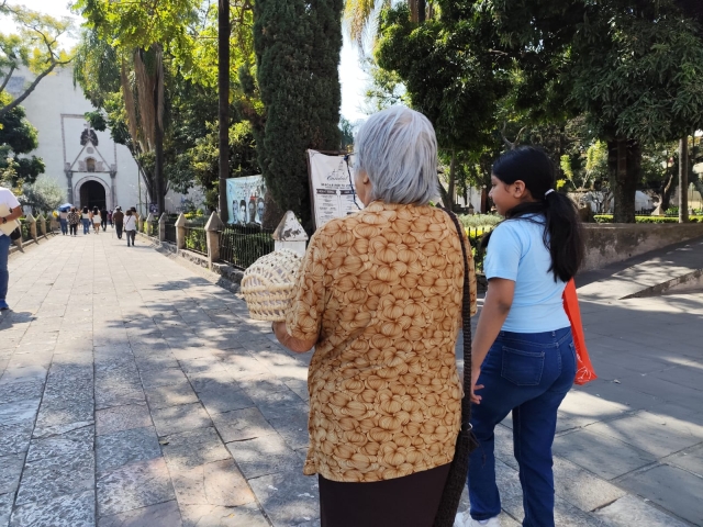Acuden familias a la catedral de Cuernavaca para tradicional bendici&oacute;n del Ni&ntilde;o Dios