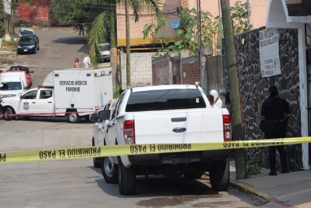 El hombre fue abandonado en el sitio y después le prendieron fuego.