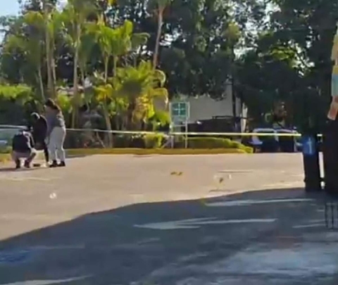 Durante la mañana de ayer, los equipos periciales trabajaron en la zona de la agresión para recabar cualquier indicio que los lleve con los responsables. 