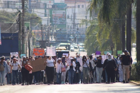 Desde diversos puntos de Cuernavaca, universitarios marcharon hacia el Centro de la ciudad en la continuaci&oacute;n de su movimiento para reclamar seguridad de las comunidades estudiantiles.   