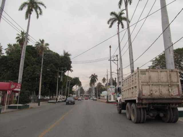 El gobierno de Zacatepec amenazó con sanciones a los camiones que circularan por el centro de la ciudad para ir al ingenio, pero al final lo concedió con algunas consideraciones. 