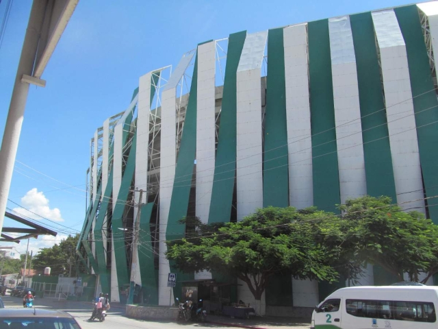 En la parte que da a la calle Morelos se puede observar el tramo de estructura que se desprendió del conjunto que forma la fachada del estadio.