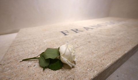 Se revelan las primeras imágenes de la tumba del papa Francisco en Roma