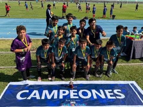 Los j&oacute;venes de la categor&iacute;a 2013-2014 muestran su trofeo y medallas que los acreditan como campeones del Torneo Kids Cup.