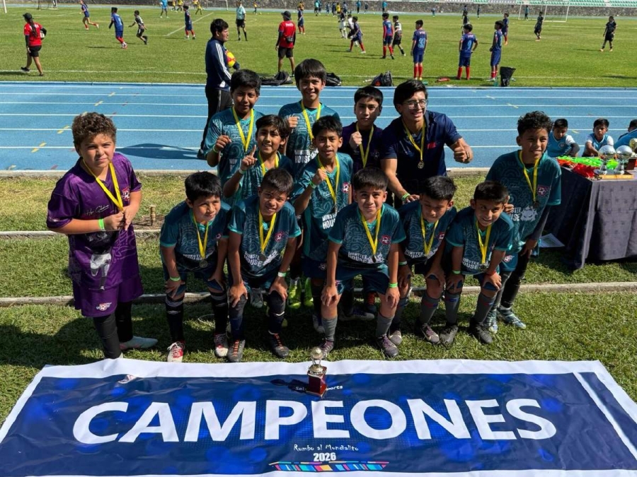 Los jóvenes de la categoría 2013-2014 muestran su trofeo y medallas que los acreditan como campeones del Torneo Kids Cup.