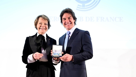 Tom Cruise recibe la máxima distinción del Aéro-club de France