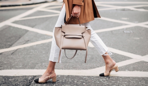 Jeans blancos: la prenda clave del verano 2025 que no puede faltar en tu armario