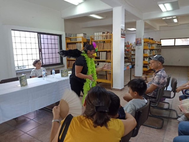 La presentación del libro incluyó interacción con los asistentes, entre los que había varios niños.