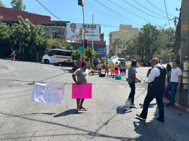 Los denunciantes colocaron lazos y piedras e impidieron la circulación vehicular por la avenida Atlacomulco. 