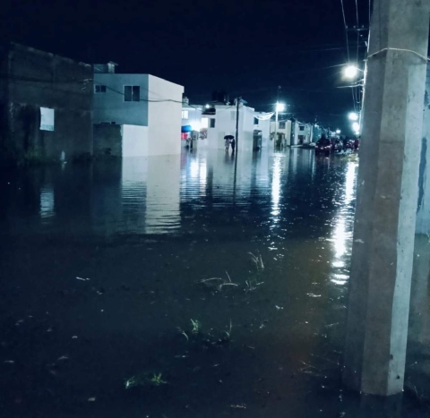 Más de diez casas se inundaron en el fraccionamiento &quot;Las Flores&quot;.