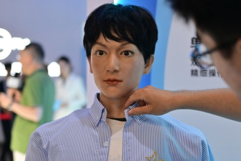 Xueba 01, el primer robot admitido en un doctorado de artes, inicia su formación en la Academia de Teatro de Shanghái