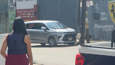 La víctima quedó sin vida en el asiento del conductor del vehículo.