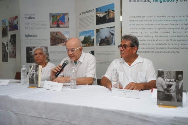 Los presentadores dieron su punto de vista de la lectura del libro.