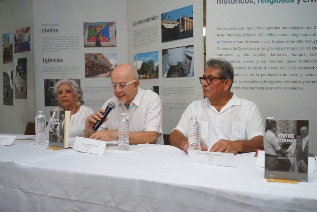 Los presentadores dieron su punto de vista de la lectura del libro.