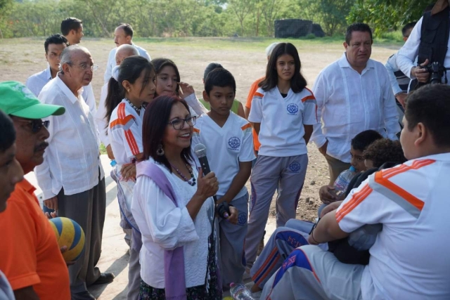 La secretaria de Educación Pública realizó un recorrido en planteles de Educación Básica de la zona sur del estado.