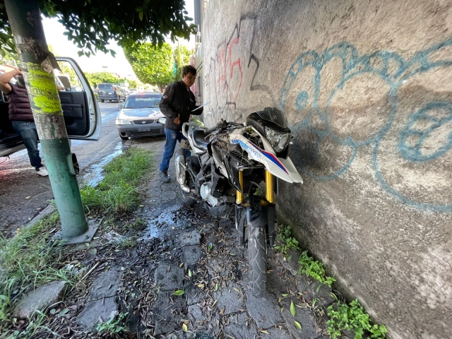 Auto embiste a pareja que viajaba en una moto