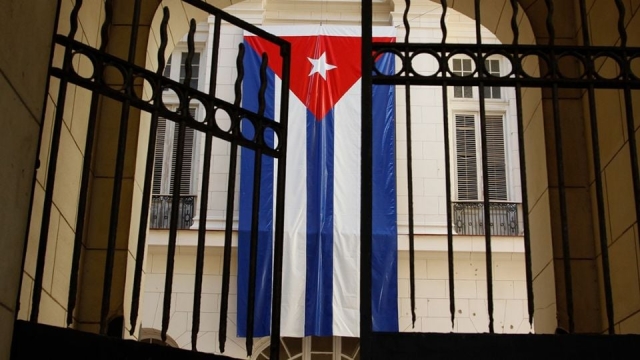 Condenan en Cuba a tres funcionarios por desv&iacute;o de fondos estatales