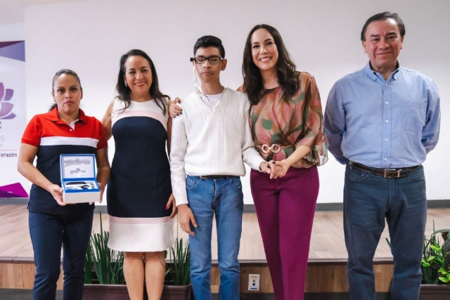 Entrega DIF Morelos dispositivos portátiles de asistencia para morelenses con visión nula o limitada 