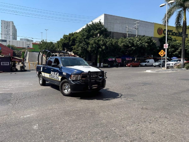   Varios policías llegaron a la zona, pero después se enteraron de que no había ocurrido ningún asalto en la plaza.