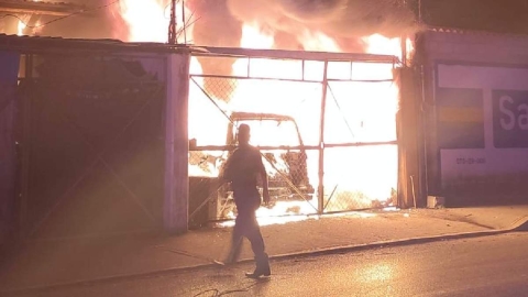 El fuego arras&oacute; con los veh&iacute;culos y dem&aacute;s objetos que hab&iacute;a en el taller.