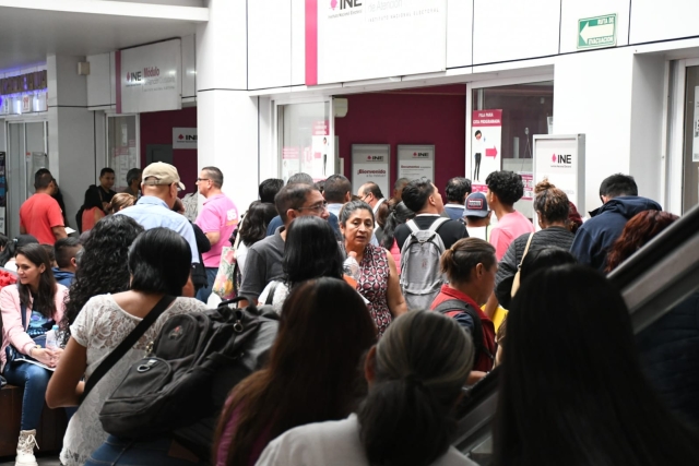 Acuden ciudadanos a módulos del INE para tramitar credencial para votar