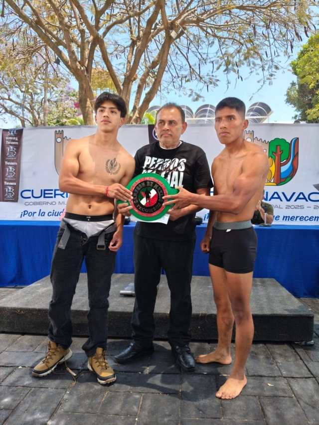  Los protagonistas de la pelea estelar, Erick "Par&iacute;s" L&oacute;pez y Jes&uacute;s "Pitbull" P&eacute;rez, pasaron el reto de la b&aacute;scula sin problemas.