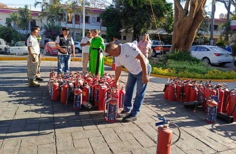 Agradece ayuntamiento capitalino donativo de relleno de extintores