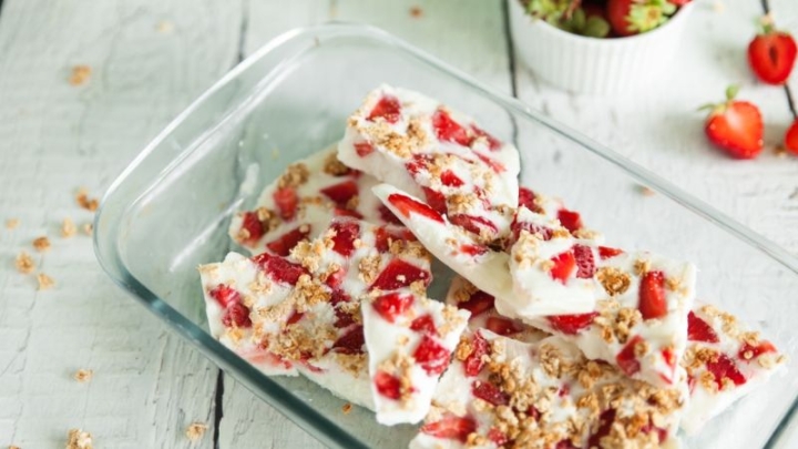 Prepara unas frescas barras de yogurt y frutos rojos con esta deliciosa receta sencilla