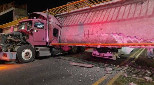 Tráiler derriba puente peatonal.
